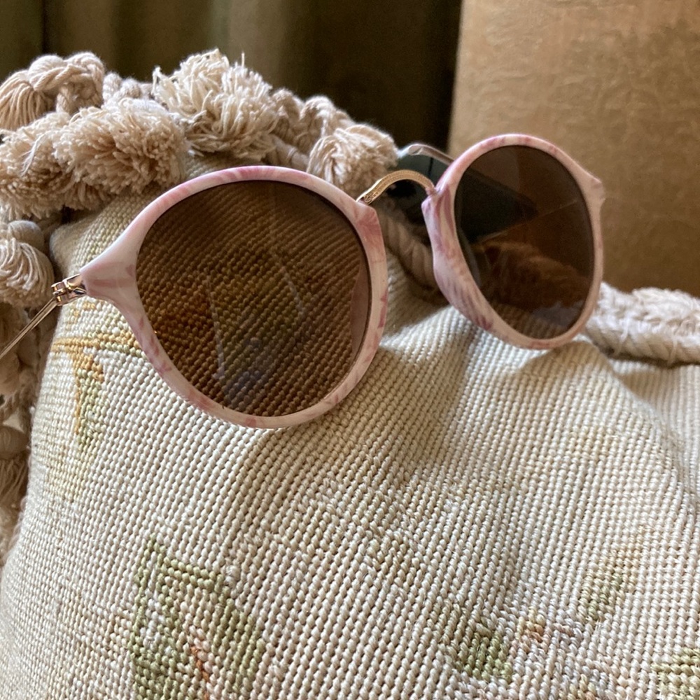 NWT Caliblue pink marble look sunglasses with gold trim.